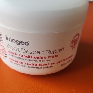 Briogeo Deep Conditioning Mask - White and Red